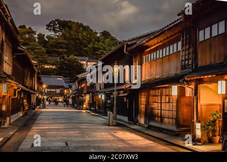 Traditionelles Geisha-Viertel mit alten Holzhäusern in Kanazawa Japan während der Dämmerung Stockfoto