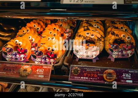 Zwei Teller mit speziellen niedlichen japanischen Halloween Kürbis Donuts mit Augen Stockfoto