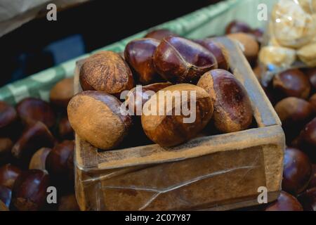 Holzkiste mit braunen essbaren Kastanien auf einem Straßenmarkt in Seoul Korea Stockfoto