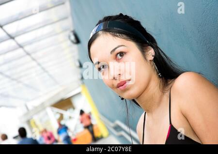 Ängstlich junge Latina Frau in geschäftigen städtischen Bereich. Stockfoto