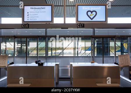 Zu einem vollständigen Erliegen des Personenflugverkehrs im Zusammenhang mit der Corona-Krese am Flughafen Köln/Bonn. Köln, 07.04.2020 Stockfoto