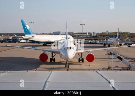 Abgestufte Flughäfen nach vollständigen Entgeltn des Personenflugverkehrs im Zusammenhang mit der Corona-Rise am Flughafen Köln/Bonn. Köln, 07.04.20 Stockfoto