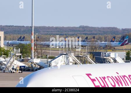 Abgestufte Flughäfen nach vollständigen Entgeltn des Personenflugverkehrs im Zusammenhang mit der Corona-Rise am Flughafen Köln/Bonn. Köln, 07.04.20 Stockfoto