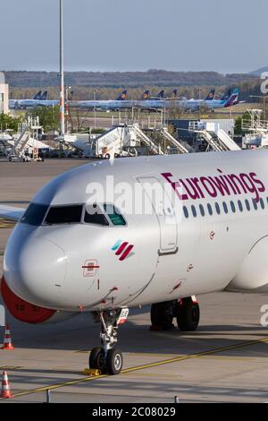 Abgestufte Flughäfen nach vollständigen Entgeltn des Personenflugverkehrs im Zusammenhang mit der Corona-Rise am Flughafen Köln/Bonn. Köln, 07.04.20 Stockfoto