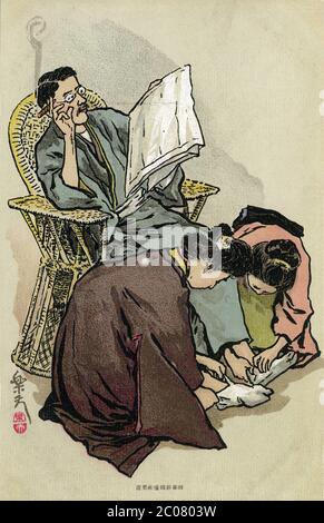 [ 1900er Japan - Puing On Tabi Footwear ] - Illustration von zwei Frauen, die Tabi-Schuhe eines Mannes anziehen, von dem berühmten japanischen Künstler Kitazawa Rakuten (北澤 保次, 1876–1955), oft als "Vater des Manga" bezeichnet. Der Mann liest eine Zeitung und raucht eine Zigarre. Herausgegeben von der Tageszeitung Jiji Shinpo (時事新報). Vintage-Postkarte des 20. Jahrhunderts. Stockfoto