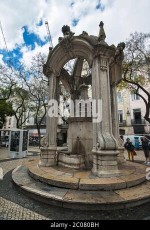 Chafariz do Carmo Brunnen auf dem Largo do Carmo Platz, Lissabon, Portugal; Largo do Carmo plaza ist eines der versteckten Juwelen im Zentrum von Lissabon. Stockfoto