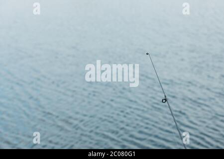 Detail des Angelrucks und der Schnur am Wasser Stockfoto