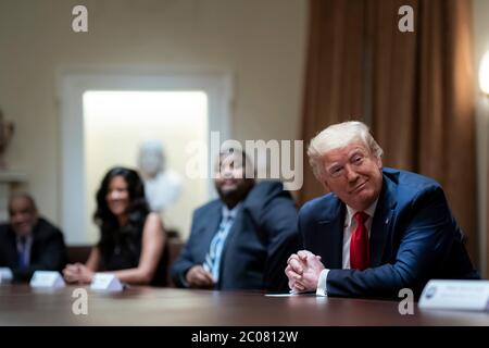 Washington, Vereinigte Staaten Von Amerika. Juni 2020. Washington, Vereinigte Staaten von Amerika. 10. Juni 2020. US-Präsident Donald Trump, Gastgeber einer Diskussionsrunde über die Rassenbeziehungen mit konservativen Unterstützern im Kabinettsaal des Weißen Hauses 10. Juni 2020 in Washington, DC Quelle: TIA Dufour/White House Photo/Alamy Live News Stockfoto