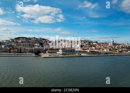 Hafen von Lissabon, Tejo und Nationales Pantheon im Hintergrund, Lissabon, Portugal. Das Hotel liegt an der Mündung des Flusses Tejo und des Atlantiks. Stockfoto