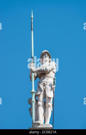 Sehr alte Statut schweren bewaffneten Torwächter, mittelalterlichen Krieger mit Turm in der historischen Innenstadt von Dresden am blauen Himmel, Deutschland, Details, Nahaufnahme Stockfoto