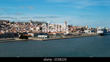 Hafen von Lissabon, Tejo und Nationales Pantheon im Hintergrund, Lissabon, Portugal. Das Hotel liegt an der Mündung des Flusses Tejo und des Atlantiks. Stockfoto