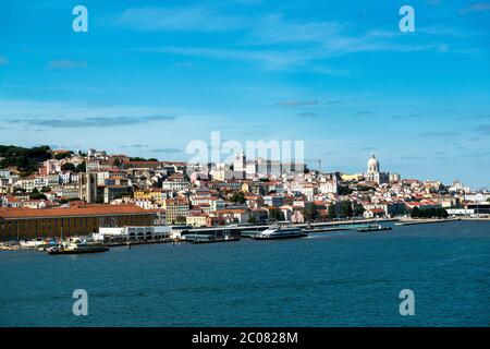 Hafen von Lissabon, Tejo und Nationales Pantheon im Hintergrund, Lissabon, Portugal. Das Hotel liegt an der Mündung des Flusses Tejo und des Atlantiks. Stockfoto