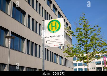 Halbsteste Max-Planck-Institut vor dem alten Gebäude des Tübinger Pharmaunternehmen CureVac AG. Tübingen, 19.04.2020 Stockfoto