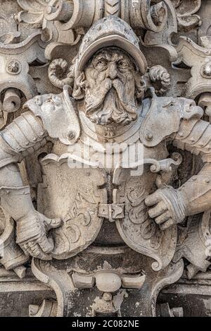 Sehr alte Satzung von beängstigend und schwer bewaffnete Torhüter, mittelalterlichen Krieger mit Waffe in der historischen Innenstadt von Dresden, Deutschland, Details, Nahaufnahme Stockfoto