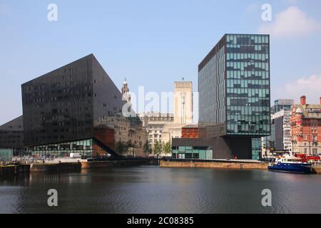 Blick auf die Stadt auf das historische Canning Dock am Fluss Mersey, der Teil des Hafens von Liverpool, England ist. Stockfoto