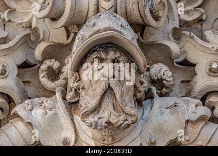 Sehr alte Satzung von beängstigend und schwer bewaffnete Torhüter, mittelalterlichen Krieger mit Waffe in der historischen Innenstadt von Dresden, Deutschland, Details, Nahaufnahme Stockfoto