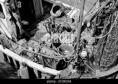 Cardiff, Cardiff Bay / Wales. Fischer auf ihren Trawlern kommen mit ihrem Fang an Bord durch die Schleusentore am Cardiff Bay Barrage Stockfoto