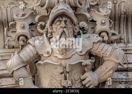 Sehr alte Satzung von beängstigend und schwer bewaffnete Torhüter, mittelalterlichen Krieger mit Waffe in der historischen Innenstadt von Dresden, Deutschland, Details, Nahaufnahme Stockfoto