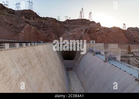 11. Oktober 2017, Black Canyon, Nevada und Arizona, USA: Hoover Dam ist ein Betongefälledamm im Black Canyon des Colorado River, an der Grenze zwischen den US-Bundesstaaten Nevada und Arizona. Es wurde zwischen 1931 und 1936 während der Großen Depression gebaut und wurde am 30. September 1935 von Präsident Franklin D. Roosevelt eingeweiht. Der Bau des Bauwerks war das Ergebnis einer massiven Anstrengung, an der Tausende von Arbeitern beteiligt waren und über hundert Menschenleben gekostet haben. Ursprünglich als Boulder Dam aus dem Jahr 1933 bekannt, wurde es offiziell umbenannt Hoover Dam für Präsident Herbert Hoover durch eine gemeinsame Entschließung von Stockfoto