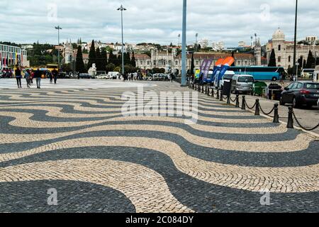 Schöner Rosenplatz am Denkmal der Entdeckungen in Belem, Lissabon, Portugal Stockfoto