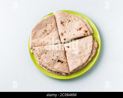 Chapati / Tava Roti/ Roti auch bekannt als Indisches Brot oder Fulka/Phulka. Hauptbestandteil des Mittagessens/Abendessens in Indien. Dekoriert und in einer grünen Farbe serviert Stockfoto