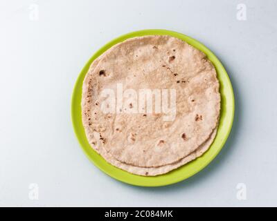 Chapati / Tava Roti/ Roti auch bekannt als Indisches Brot oder Fulka/Phulka. Hauptbestandteil des Mittagessens/Abendessens in Indien. Dekoriert und in einer grünen Farbe serviert Stockfoto