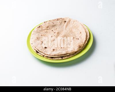 Chapati / Tava Roti/ Roti auch bekannt als Indisches Brot oder Fulka/Phulka. Hauptbestandteil des Mittagessens/Abendessens in Indien. Dekoriert und in einer grünen Farbe serviert Stockfoto