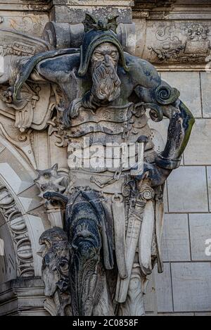 Sehr alte Statut des beängstigenden Torhüters, mittelalterlicher Krieger mit Waffe in der historischen Innenstadt von Dresden, Deutschland, Details, Nahaufnahme Stockfoto