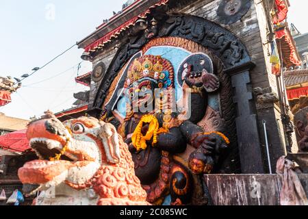 Sechs bewaffnete Mahakala oder Kal Bhairav Statue in Durbar Square Kathmandu, Nepal. Stockfoto