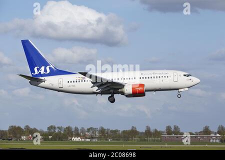 Flughafen Amsterdam Schiphol - SAS Boeing 737 landet Stockfoto