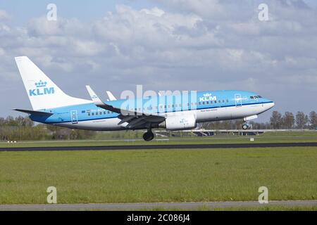 Flughafen Amsterdam Schiphol Airport - Boeing 737 der KLM landset Stockfoto