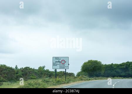 Straßenschild für Brockenhurst, Burley, Ringwood, New Milton auf einer Straße durch den New Forest in Hampshire Stockfoto