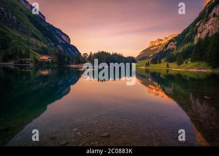 Sonnenuntergang über dem Seealpsee in den Schweizer Alpen, Schweiz Stockfoto