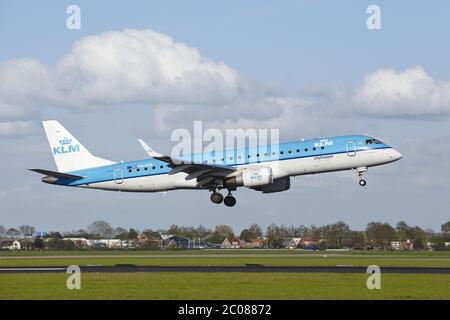 Flughafen Amsterdam Schiphol - Embraer ERJ-190 von KLM Cityhopper landset Stockfoto