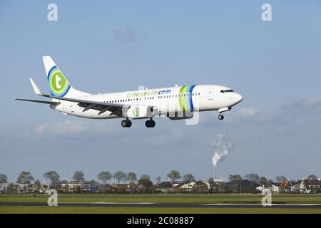 Flughafen Amsterdam Schiphol - Boeing 737 von Transavia landet Stockfoto