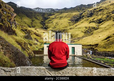 Geothermisches Schwimmbad Seljavallalaug im Süden Islands Stockfoto