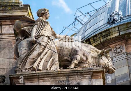 Demeter führt einen Stier. Mythologische Skulptur auf Clydeport Building, Robertson Street, Glasgow, Schottland Stockfoto