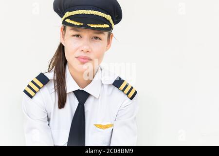 Frontportrait einer jungen Pilotin, die stolz auf ihre Leistungen schaut Stockfoto