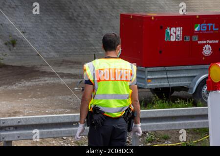 Kontrollieren beim Grenzverkehr nach der Lockerung der Grenze Österreich - Deutschland. Lindau, 16.05.2020 Stockfoto