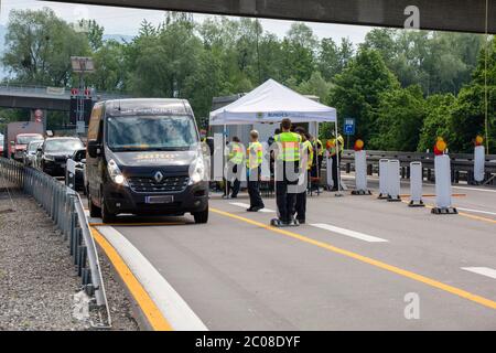 Kontrollieren beim Grenzverkehr nach der Lockerung der Grenze Österreich - Deutschland. Lindau, 16.05.2020 Stockfoto