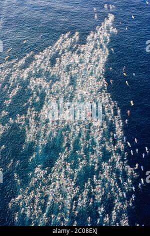 Luftaufnahme der Schwimmer beim Schwimmstart des Ironman-Triathlon-Weltmeisterschaften in Kailua Kona, Hawaii Stockfoto