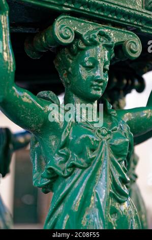 Details der Wallace Fountains von Paris, Frankreich. Entworfen von Charles-Auguste Lebourg, Bildhauer. Stockfoto