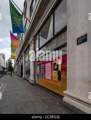 Covid19 Lockdown erleichtert, und Selfridges legte "Danke"-Zeichen in ihren Fenstern mit Anerkennung der Schlüsselarbeiter, während sie sich auf die Wiedereröffnung am 15. Juni vorbereiten Stockfoto