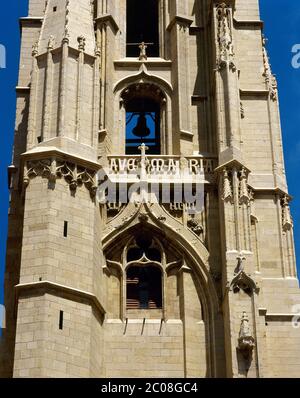 Spanien, Kastilien und Leon, Leon. Die Kathedrale der Heiligen Maria oder das Haus des Lichts. Gotischer Stil. 13.-14. Jahrhundert. Architektonisches Detail des südlichen Turms, 'Uhrturm', einer der beiden Türme, die die Hauptfassade flankieren. Stockfoto