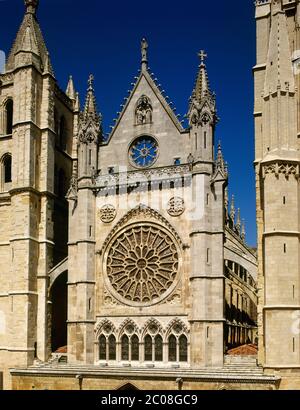 Spanien, Kastilien und Leon, Leon. Die Kathedrale der Heiligen Maria oder das Haus des Lichts. Gotischer Stil. 13.-14. Jahrhundert. Fassade, architektonische Details. Stockfoto