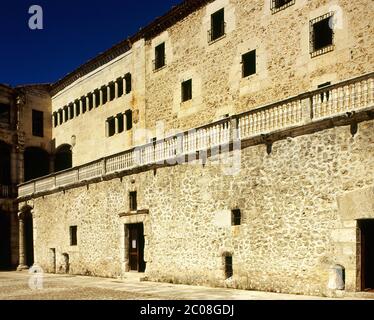 Spanien, Kastilien und Leon, Provinz Segovia, Cuellar. Schloss der Herzöge von Albuquerque. Erbaut in verschiedenen architektonischen Stilen, stammt aus dem 11. Jahrhundert, obwohl die meisten seiner Überreste aus dem 15. Jahrhundert stammen. Das Schloss gehörte Don Alvaro de Luna und den ersten Herzögen von Albuquerque. Stockfoto