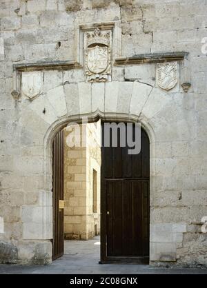 Spanien, Kastilien und Leon, Provinz Segovia, Cuellar. Schloss der Herzöge von Albuquerque. Erbaut in verschiedenen architektonischen Stilen, stammt aus dem 11. Jahrhundert, obwohl die meisten seiner Überreste aus dem 15. Jahrhundert stammen. Das Schloss gehörte Don Alvaro de Luna und den ersten Herzögen von Albuquerque. Eine der Zugangstüren zum Gehäuse. Stockfoto