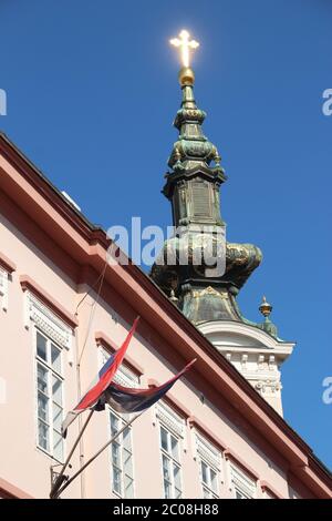 Die Sonne scheint hell vom Kreuz auf der orthodoxen Kathedrale des hl. Georg in Novi Sad, Serbien. Stockfoto