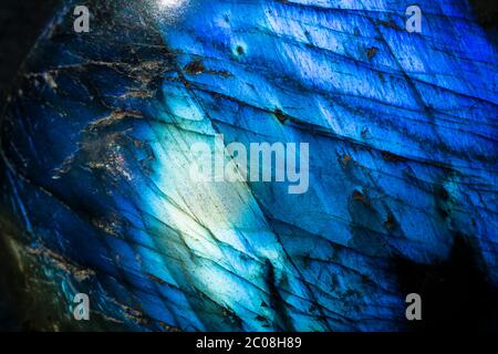 Makro-Foto eines bunten blauen Labradorit-Steins Stockfoto