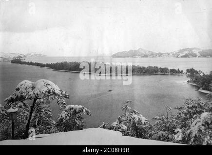 [ 1900er Japan - Amanohashidate ] - EIN Schnee drapiert Amanohashidate ("Brücke zum Himmel") in Miyazu Bay in der nördlichen Präfektur Kyoto. Amanohashidate gilt als eine der drei schönsten Panoramaseiten Japans (Amanohashidate, Matsushima und Itsukushima). Das Gebiet war früher als Tango Provinz bekannt. Silberdruck mit Vintage-Gelatine aus dem 20. Jahrhundert. Stockfoto